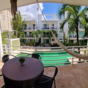 Poolside Tranquil In México